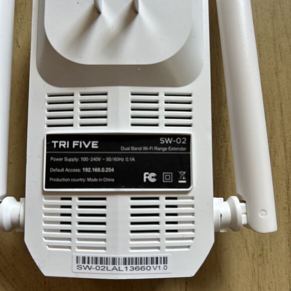 Tri Five Wi-Fi Dual-Band Range Extender 5GHZ and 2.4GHZ Model SW-02 - Picture 2 of 7